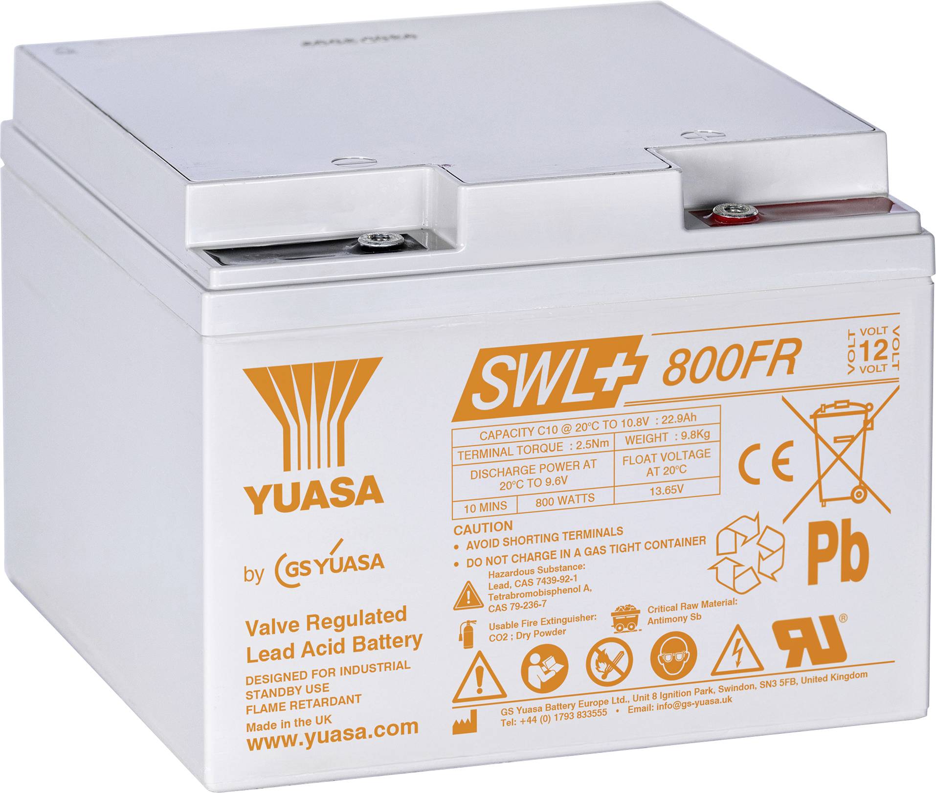 Egy fehér Yuasa márkanevű "SWL 800FR" feliratú akkumulátor, amely specifikációkat és biztonsági ikonokat mutat, beleértve az ólom-sav figyelmeztetést és az újrahasznosítási szimbólumot.