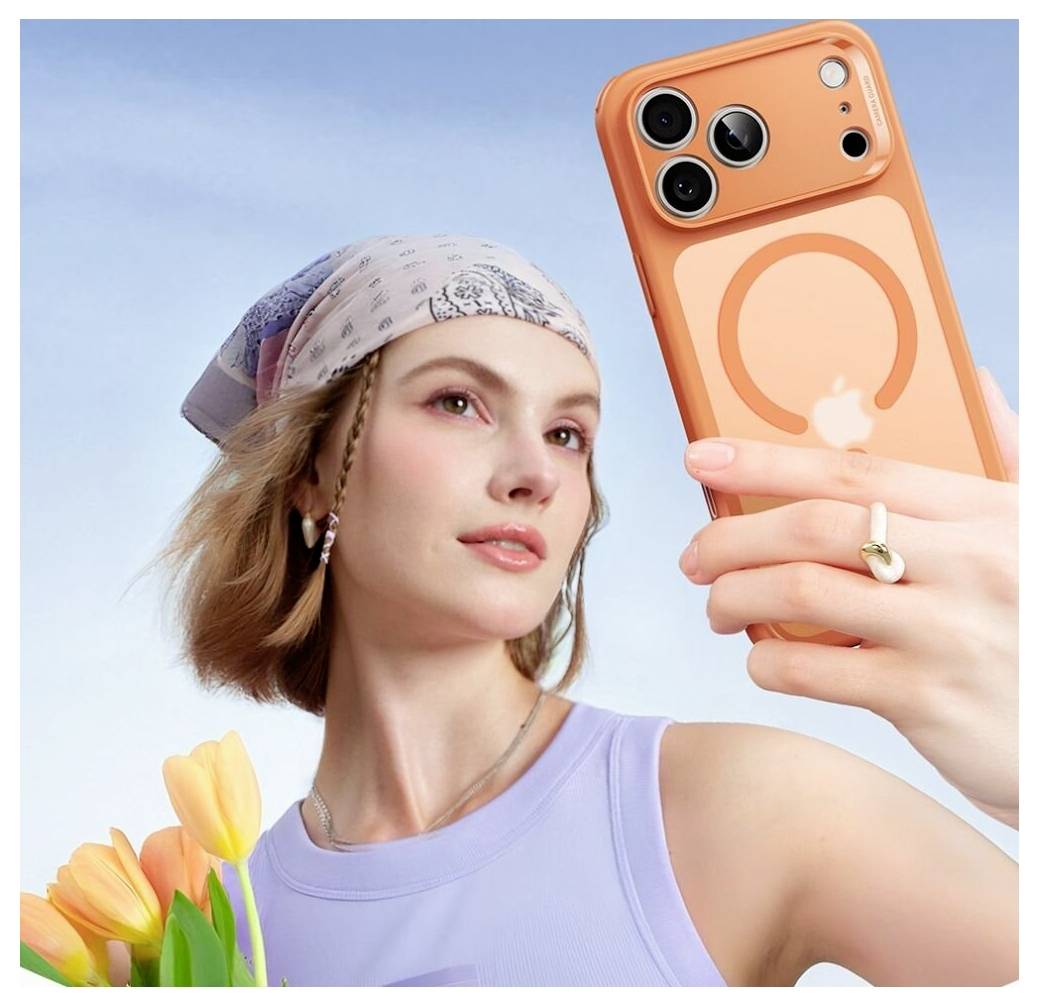 Egy fejkendőt viselő személy egy kör alakú mintázattal ellátott telefontokkal rendelkező okostelefont tart, és tulipánokkal az előtérben egy szelfit készít.