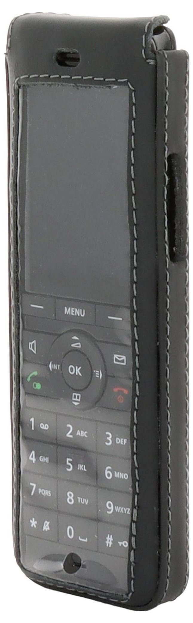 Egy elegáns, vintage mobiltelefonok fizikai billentyűzettel, fekete bőrborítással borított, kis képernyővel és gomb vezérlőelemekkel felszerelve.