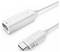 Egy fehér USB-C adapter kábel, amelynek az egyik végén USB-C csatlakozó, a másik végén pedig egy nagyobb téglalap alakú csatlakozó található, amely eszközök töltésére vagy adatátvitelére használható.
