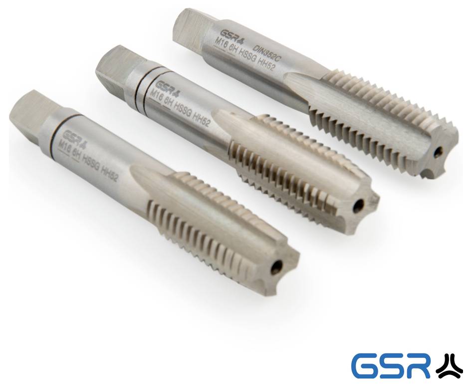 Három fém menetfúró, különféle méretekben és menetmintázatokkal, amelyeket anyagokba meneteket vágásához használnak, "GSR" márkájúak láthatók.