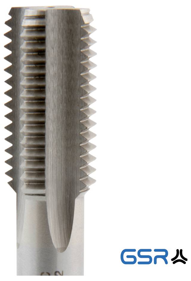 'Egy fémmegmunkálási menetfúró eszköz közeli képe, amely a vágóélek részleteit mutatja. A GSR logó a jobb alsó sarokban található.'