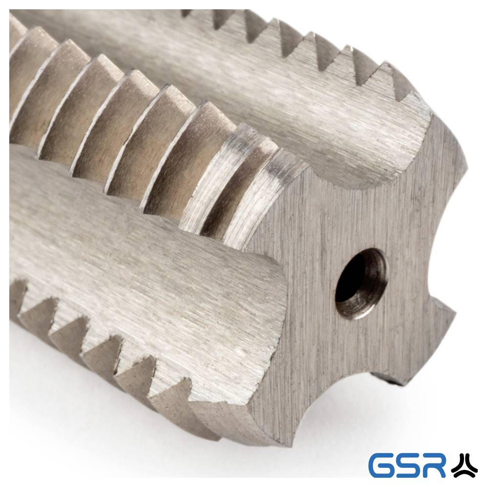 Egy fémes menetes szerszám közelképe éles, szaggatott élekkel. Az eszközt fém alkatrészeken pontos menetek létrehozására használják. A GSR logó a sarokban.
