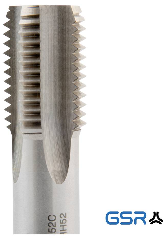 Egy fémmegmunkálást végző szerszám közeli képe éles, spirális élekkel, menetfúráshoz használva. GSR logó a jobb alsó sarokban.