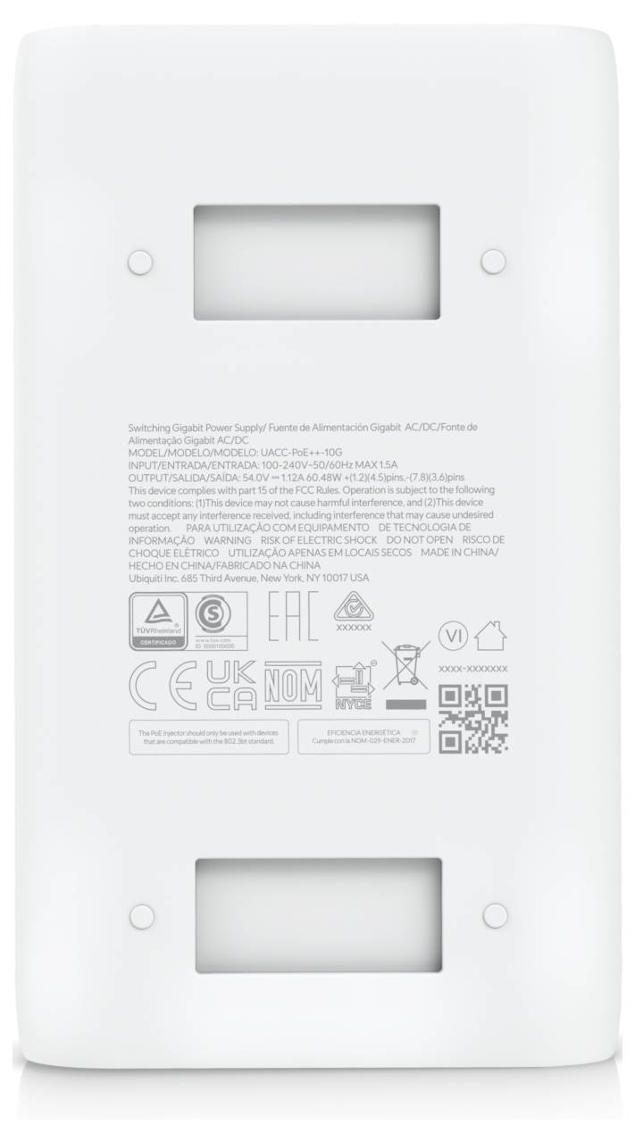 A kép egy fehér elektronikus eszköz hátulját mutatja szabályozási szöveg és szimbólumok, valamint biztonsági tanúsítványok és gyártói adatok közül.