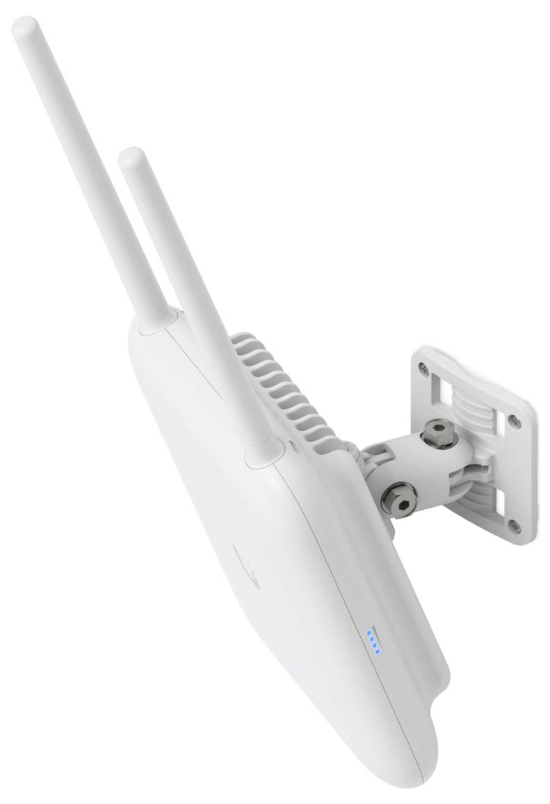 Fehér falra szerelhető vezeték nélküli router két felfelé szögezett antennával a jobb hálózati jelerősség-lefedettség érdekében.