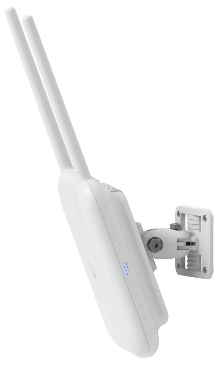Egy fehér vezeték nélküli router a falra szerelve, amely két antennával rendelkezik, valószínűleg a jobb jelminőség érdekében.
