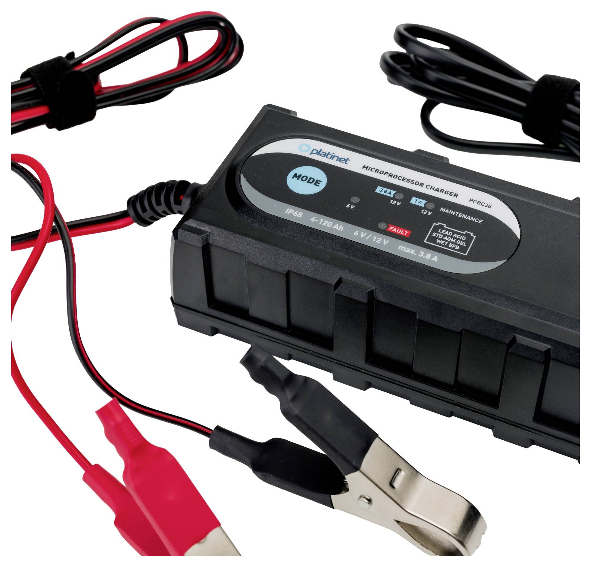 Fekete mikroprocesszor akkumulátortöltő piros és fekete kábelekkel, a kijelzőn módok, akkumulátortípusok és karbantartási lehetőségek láthatók.