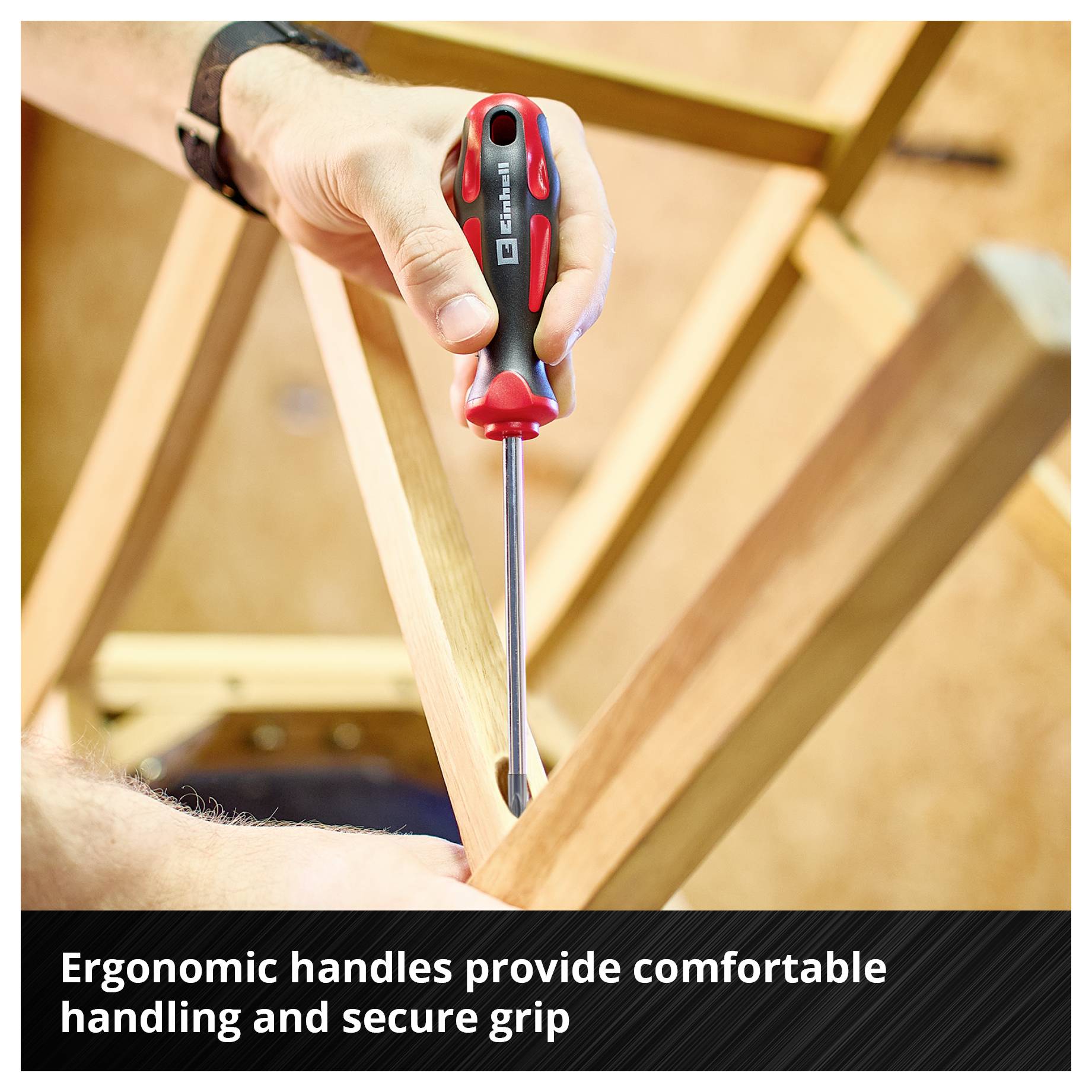 Kéz tartogat egy csavarhúzót egy fabútor munkálatai közben; alul a szöveg: „Az ergonomikus fogantyúk kényelmes kezelhetőséget és biztos griffet biztosítanak"