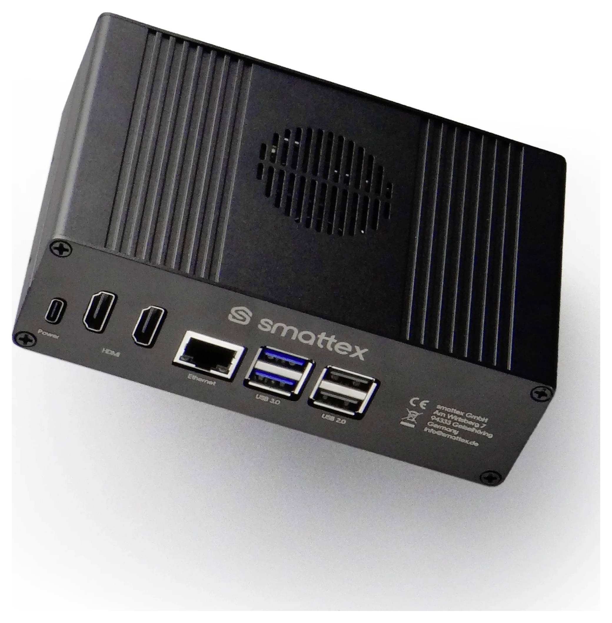Az "SMATTex" eszköz portokkal, köztük HDMI-vel, Ethernettel és USB-vel, amely szögben helyezkedik el, és a tetején egy kis ventilátor látható.