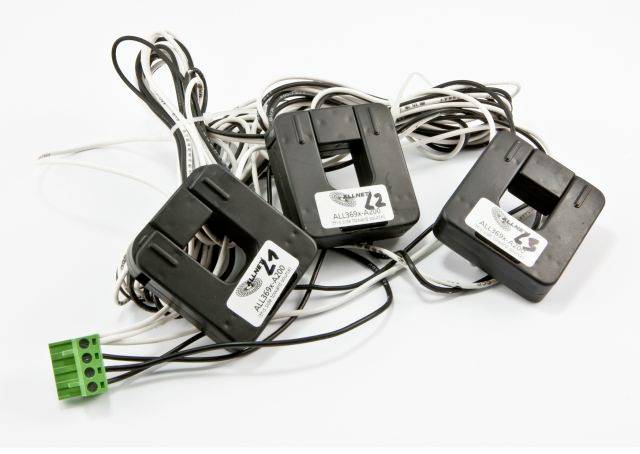 Három fekete elektronikus eszköz Z1, Z2 és Z3 feliratokkal, mindegyik hosszú vezetékekhez csatlakoztatva, és egy zöld csatlakozóblokk.