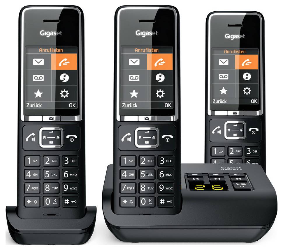 Három vezeték nélküli telefon digitális kijelzővel, híváslistákat mutatva. A központi telefon dokkolt, töltést vagy készenléti módot jelezve.