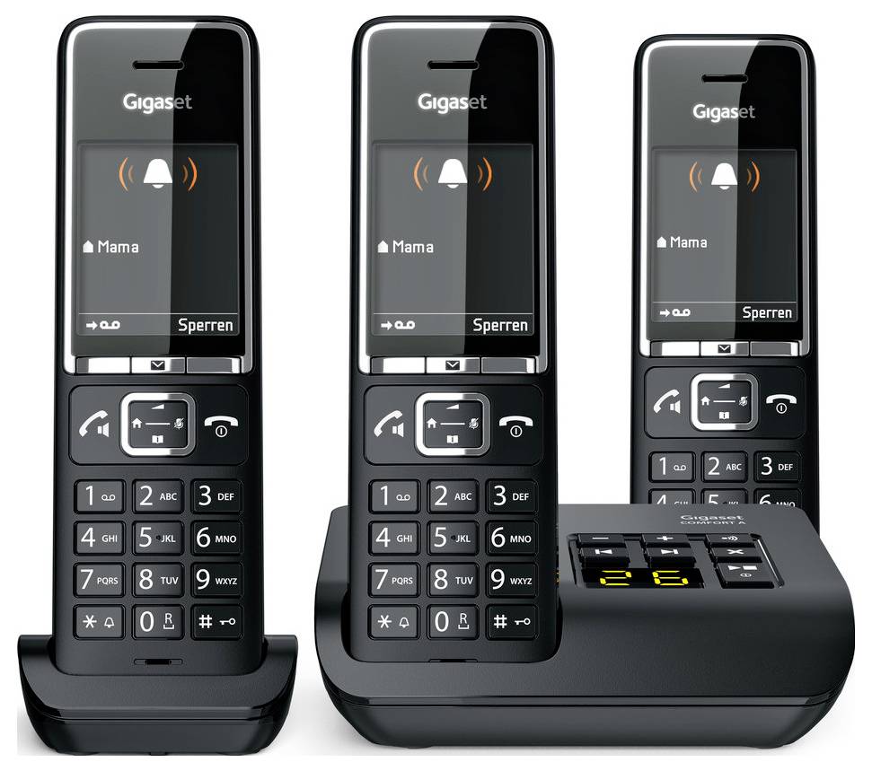 Három vezeték nélküli telefon digitális kijelzővel egy töltőalap felett. A képernyők egy beérkező hívást mutatnak "Mama"-tól.