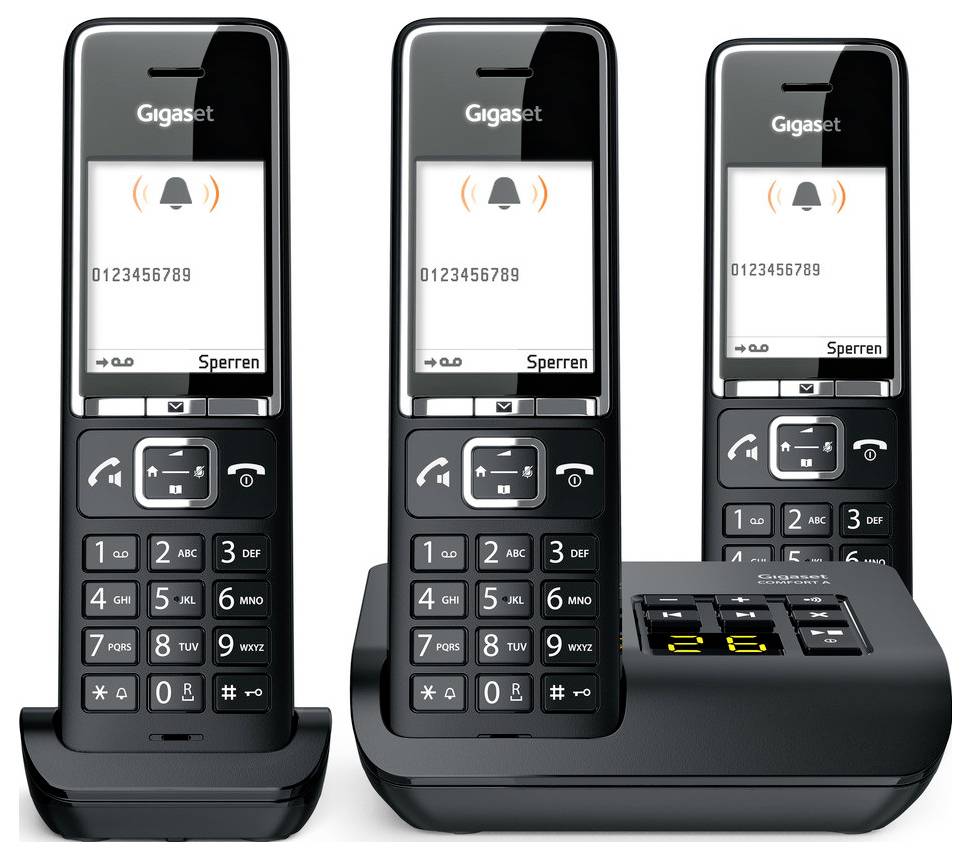Három kábel nélküli telefon digitális kijelzőkkel, amelyek számokat jelenítenek meg. Az alapállomás digitális képernyővel mutatja az összekapcsolódási és töltési állapotot.