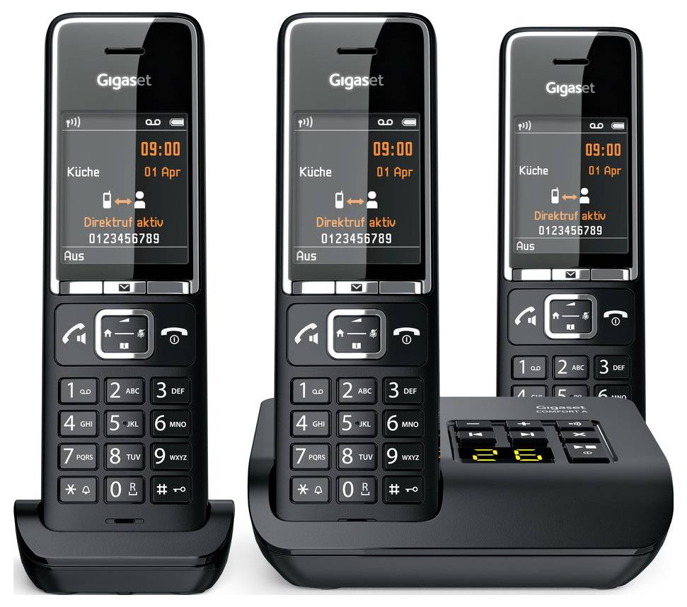 Három fekete vezetéknélküli telefon digitális kijelzővel, amely az időt, a dátumot és egy kapcsolattartási számot mutatja. Két telefon töltőállványban, egy pedig hangszóróalapban.