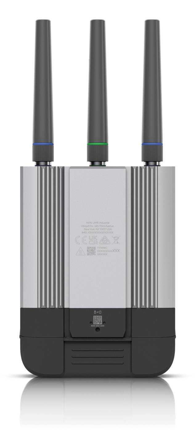 Egy függőleges, téglalap alakú eszköz, amelynek tetejéből három antenna nyúlik ki, hálózatkezelési vagy kommunikációs célokra használt.