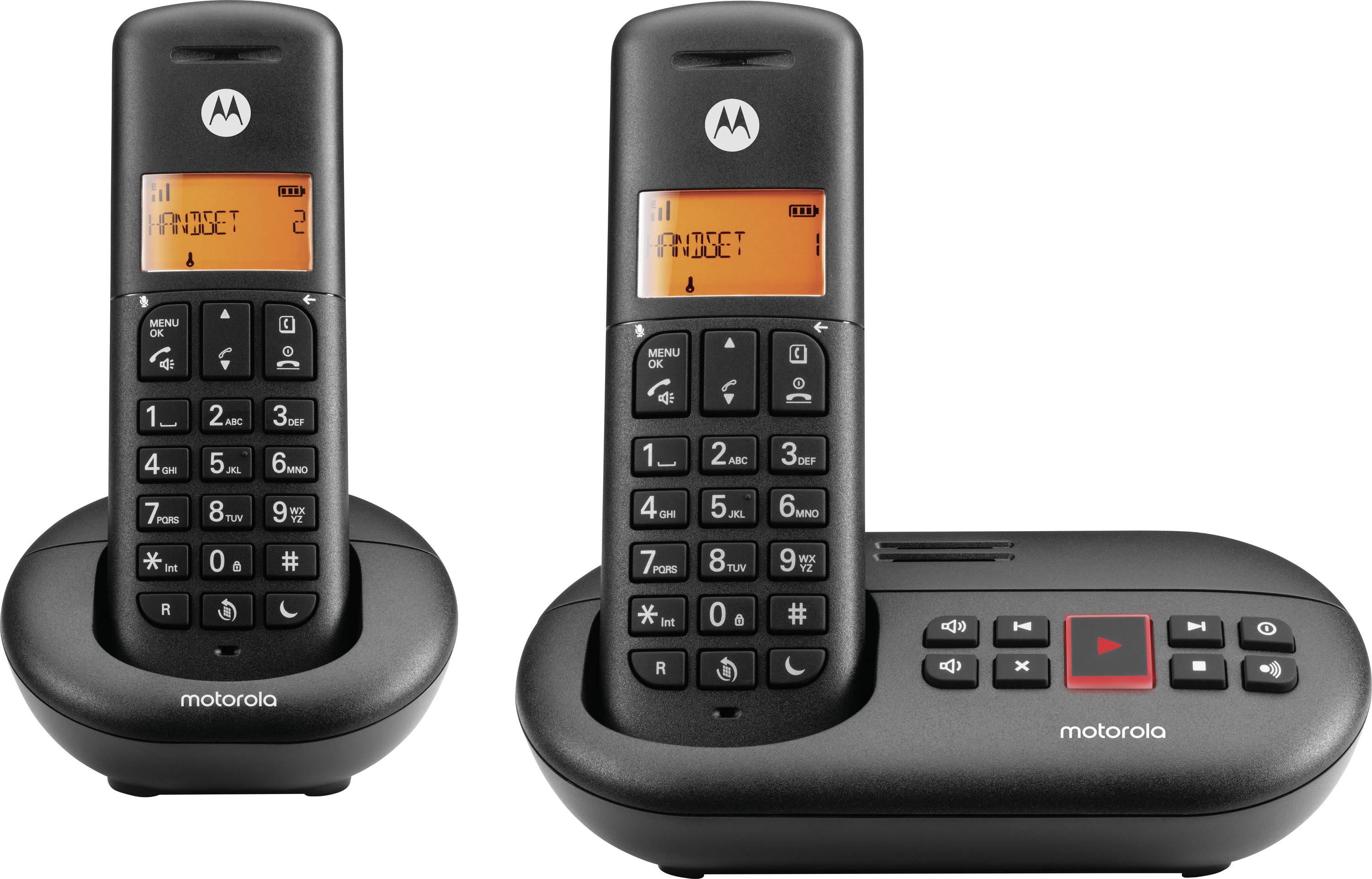Két Motorola vezeték nélküli telefon narancssárga háttérvilágítású kijelzővel, az egyik töltőállványban áll, a másik pedig egy hangszóróval és lejátszási vezérlőgombokkal ellátott alapon helyezkedik el.