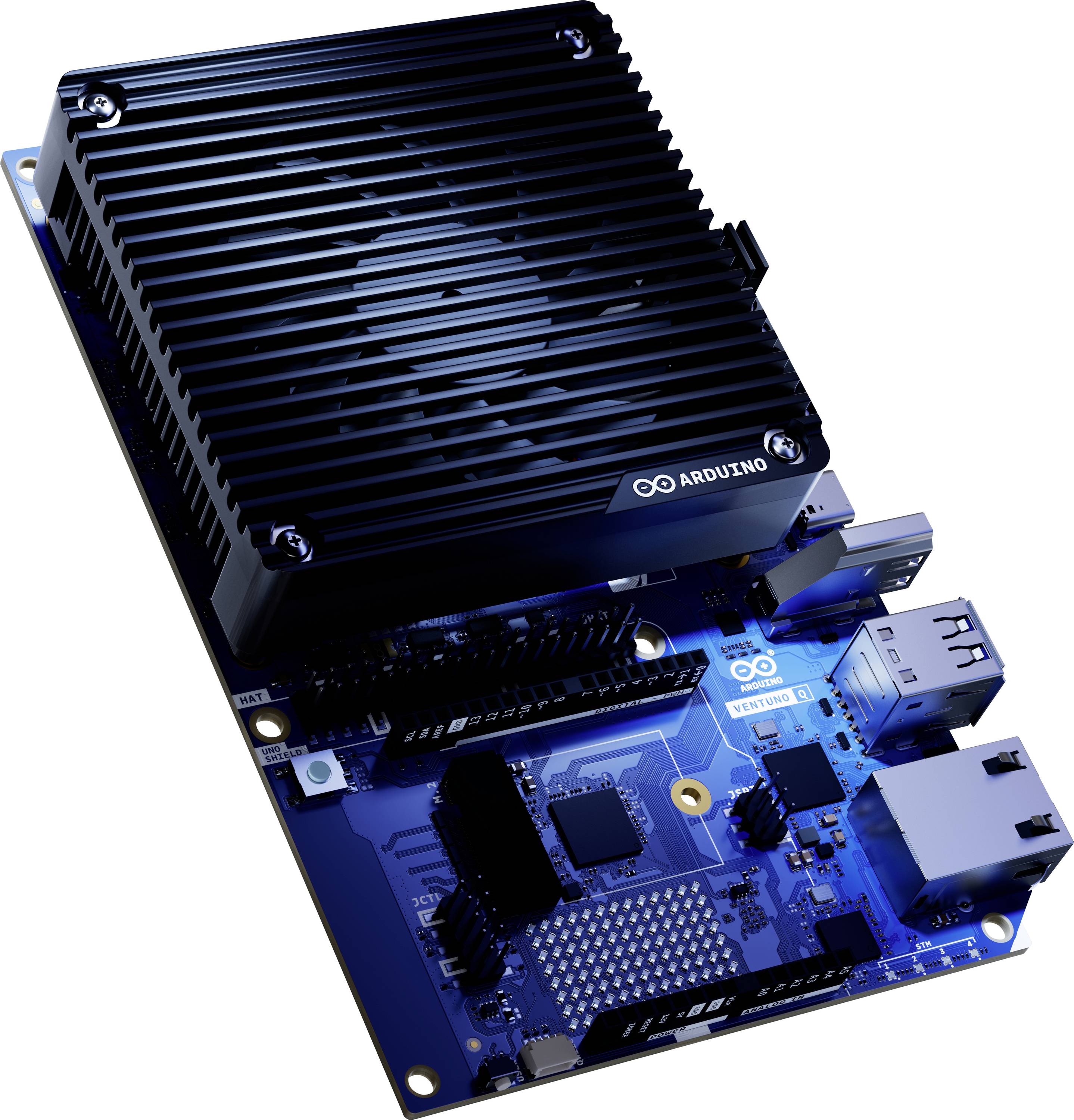 Kék Arduino fejlesztői lap nagy fekete hűtőbordával/árnyékolattal, USB és Ethernet portokat mutató fehér háttéren.