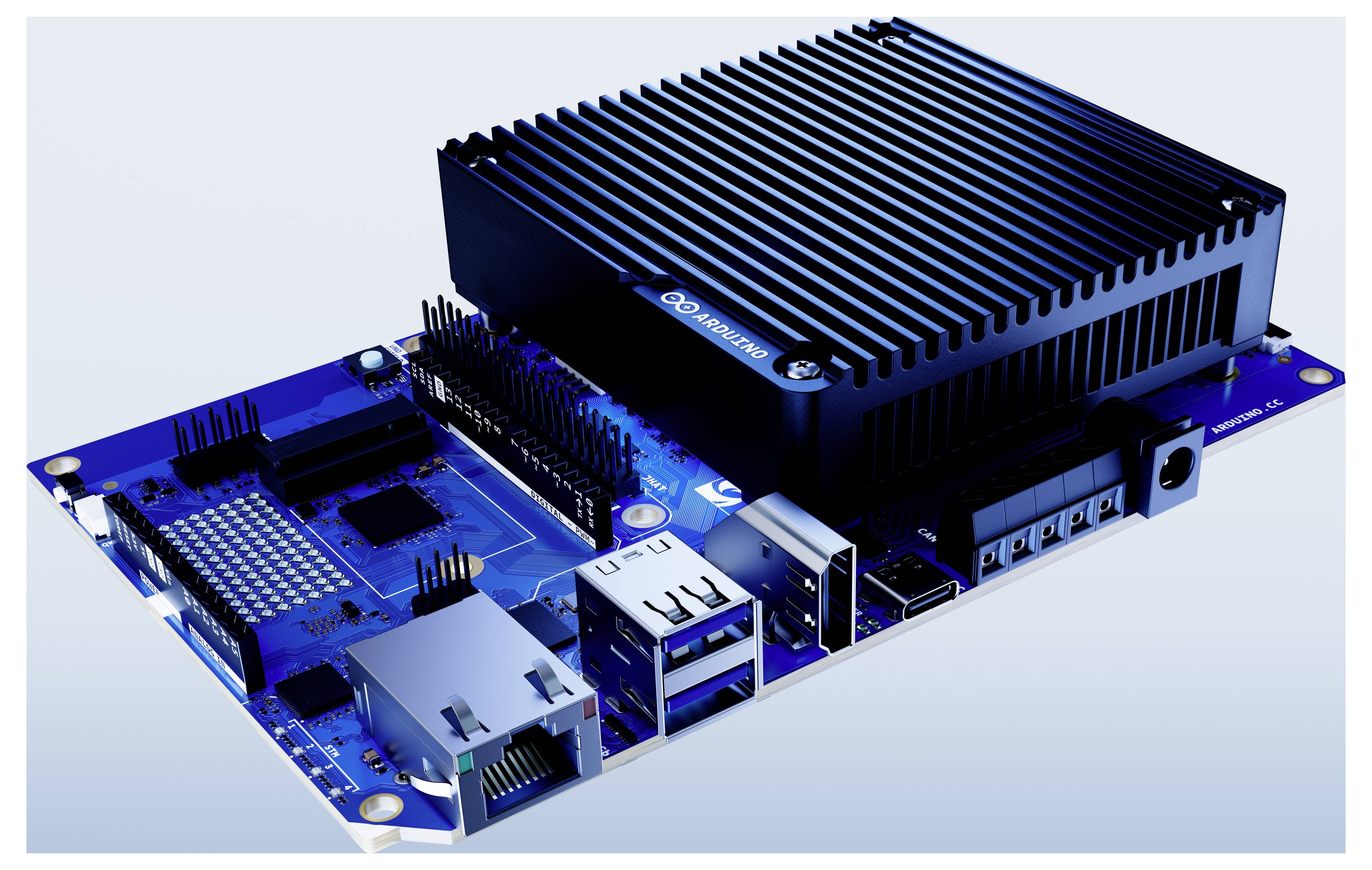Kék beágyazott számítógépes alaplap nagy fekete hűtőbordával és jól látható Ethernet, USB és tápellátási portokkal világos háttéren.