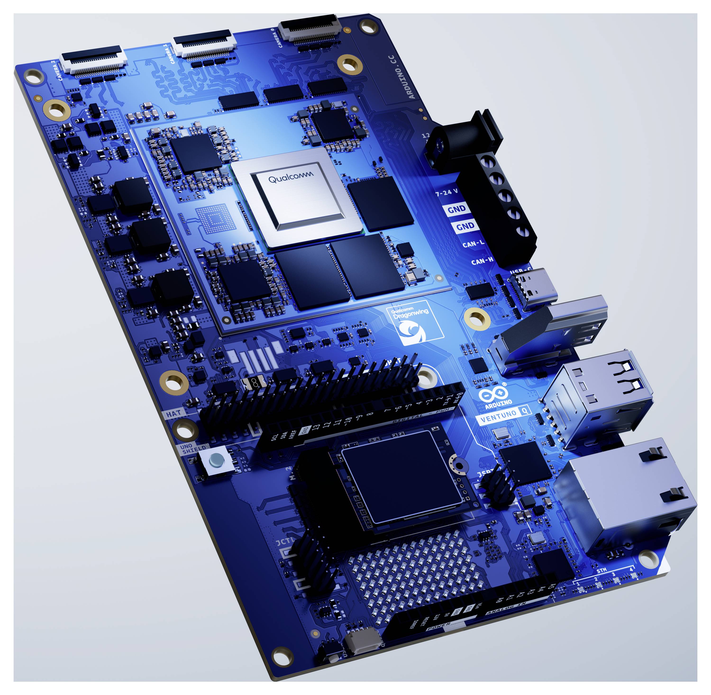 Kék beágyazott elektronikai fejlesztői kártya Qualcomm chiprel, többszörös csatlakozóval és fejlécekkel fehér háttéren.