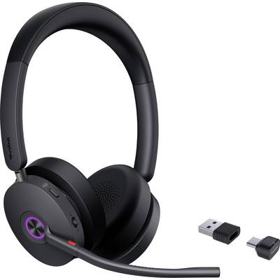 Egy fekete vezeték nélküli fejpántos fejhallgató mikrofonboommal, amelyhez USB-adapterek tartoznak a csatlakoztatáshoz.