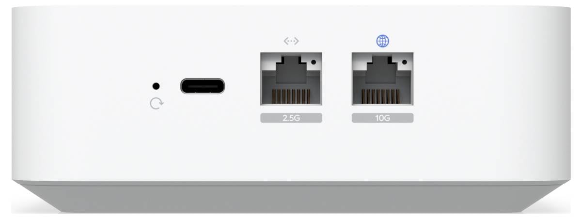 Egy fehér hálózati eszköz kerek bekapcsológombbal, USB-C porttal, valamint 2.5G és 10G Ethernet portokkal az előlapi panelen.