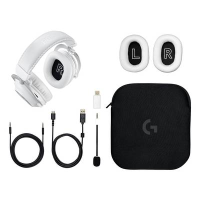 Fehér fülkülső gamer fejhallgató bal és jobb fülepesztőkkel, két kábellel, USB-adapter, levehető mikrofon és szállítótok