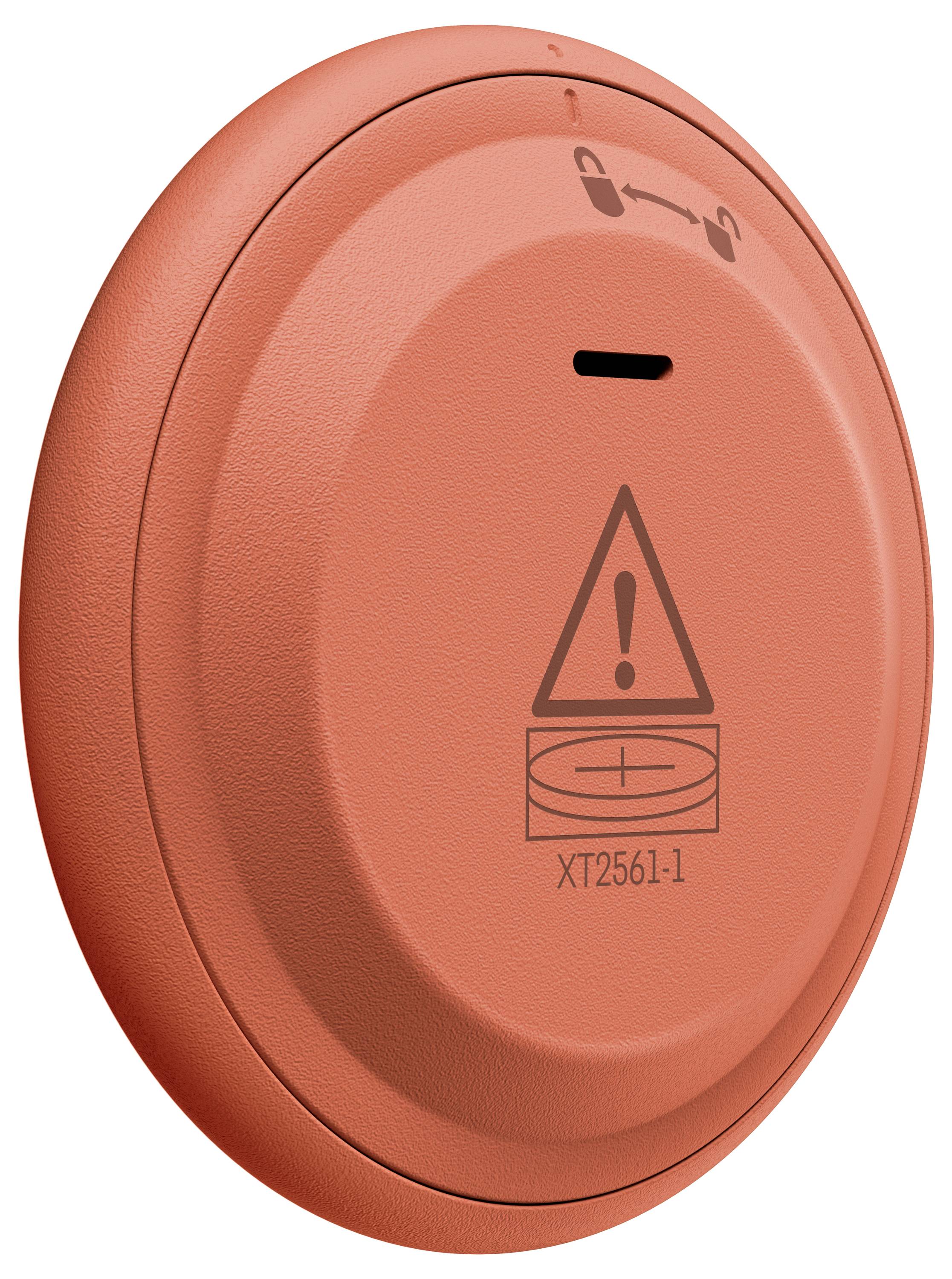 Egy kerek, narancssárga tűzjelző szenzor felkiáltójel szimbólummal és az előlapján nyomtatott "XT2561-1" modellszámmal.
