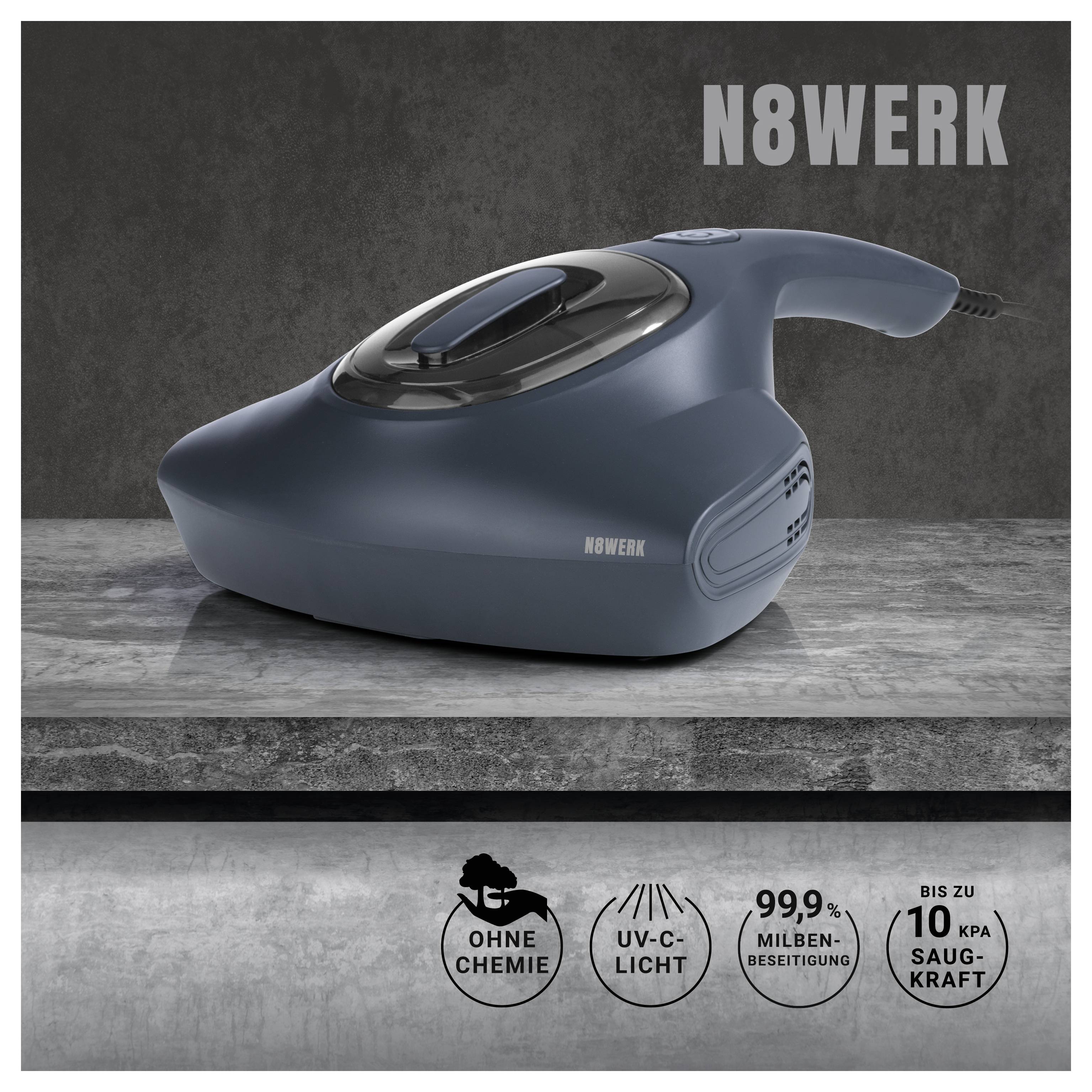 Egy szürke porszívó, amely "N8WERK" felirattal van ellátva, kőfelületen helyezkedik el. A szöveg kiemel: vegyszer-mentes, UV-C fény, 99,9% atkamentesítés és akár 10 kPa szívóerő.