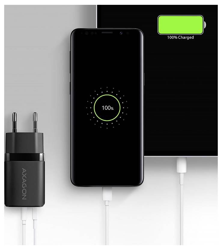 Okostelefon 100%-on töltve egy fali töltő mellett, és egy táblagép teljes zöld akkumulátorral, csatlakoztatott kábelekkel.