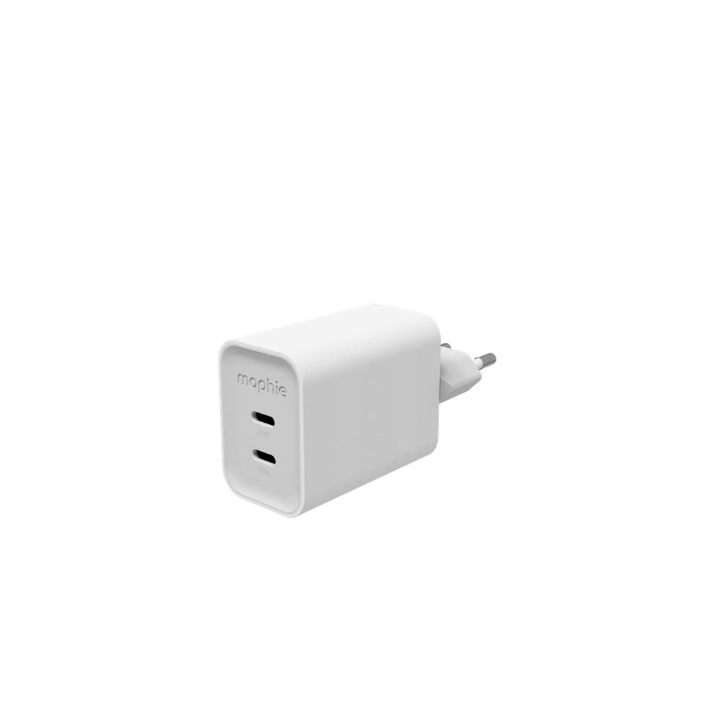Fehér Mophie falitöltő két USB-C porttal és összecsukható dugóval egyszerű háttéren.