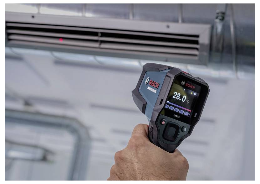 Kézi Bosch infravörös hőmérő, amely egy légnyílást mér, a kijelzőn 28,0°C látható.