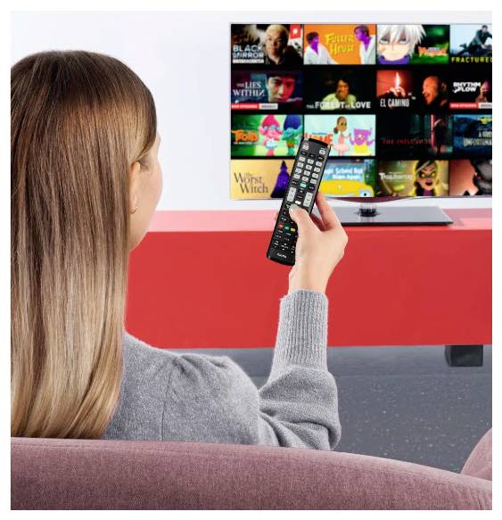 Egy kanapén ülő személy távirányítót tart a kezében, miközben egy streamingszolgáltatás film- és sorozatrácsos kínálatát böngészi a televízión.