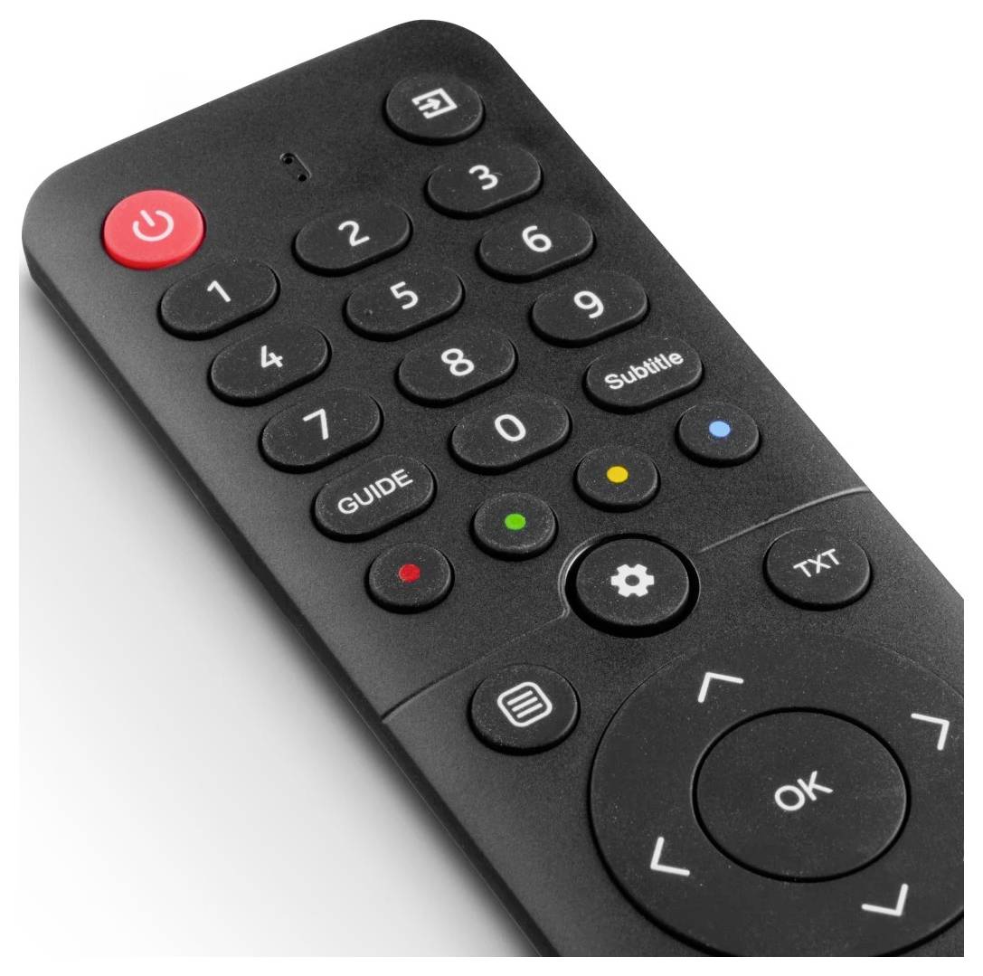 Fekete televízió távirányító fehér háttéren, bekapcsolás gombbal, számgombokkal, útmutató gombbal, feliratgombbal, beállítások gombbal és navigációs gombokkal.