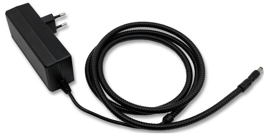 Fekete tápegység adapter európai dugóval és csatolt fonott kábellel, amely hordótüskés csatlakozóban végződik.