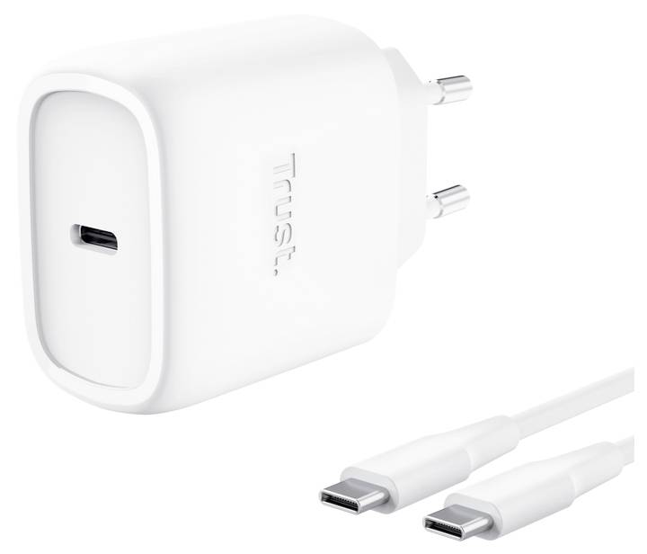 Fehér USB-C fali töltő európai kétpólusú dugóval és mellette két USB-C kábel, fehér háttéren.