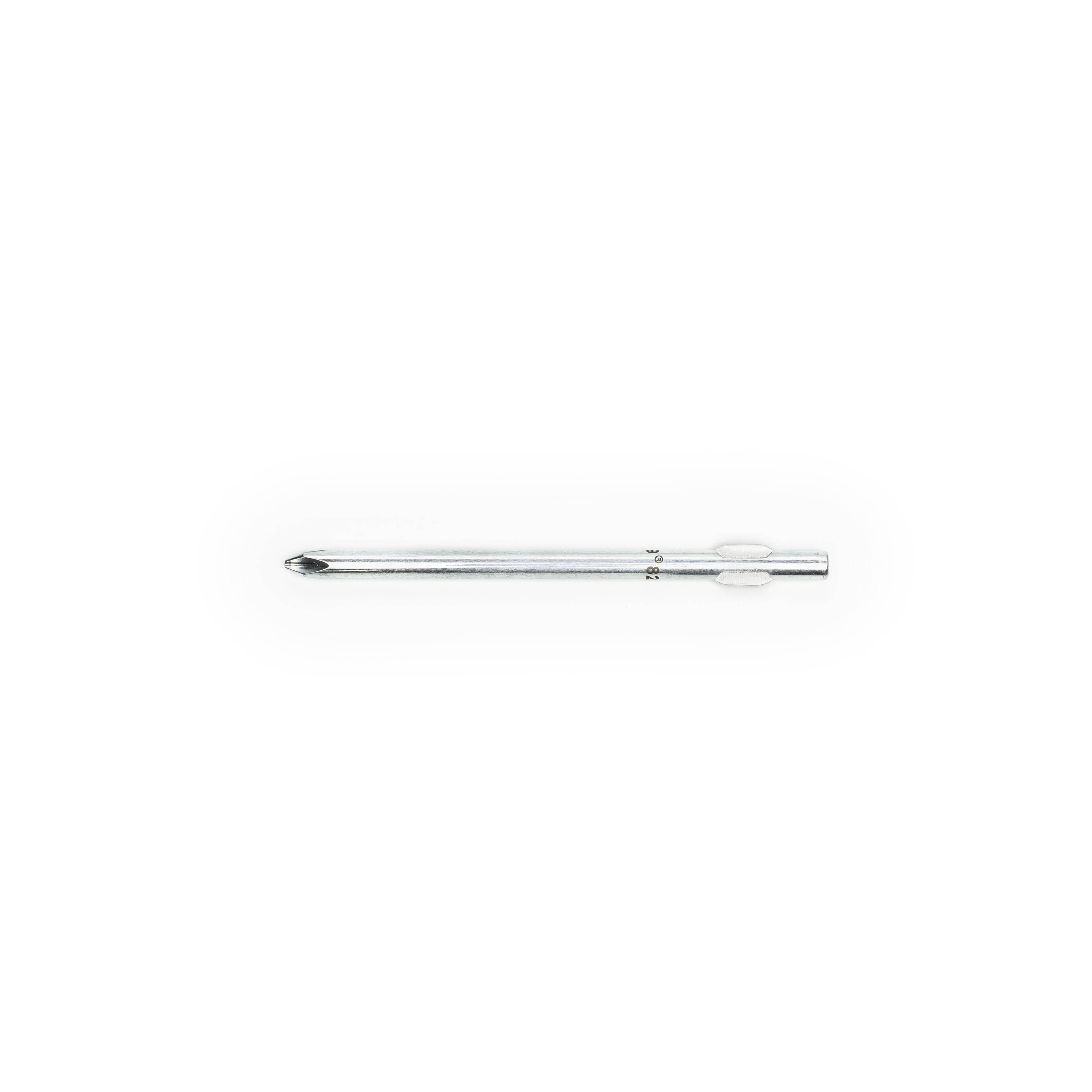 Egy férfi laptopot használ, miközben egy okostelefont tart a kezében, valószínűleg dolgozik vagy sok bélyegképet megjelenítő képernyőn lévő fájlokat kezel.