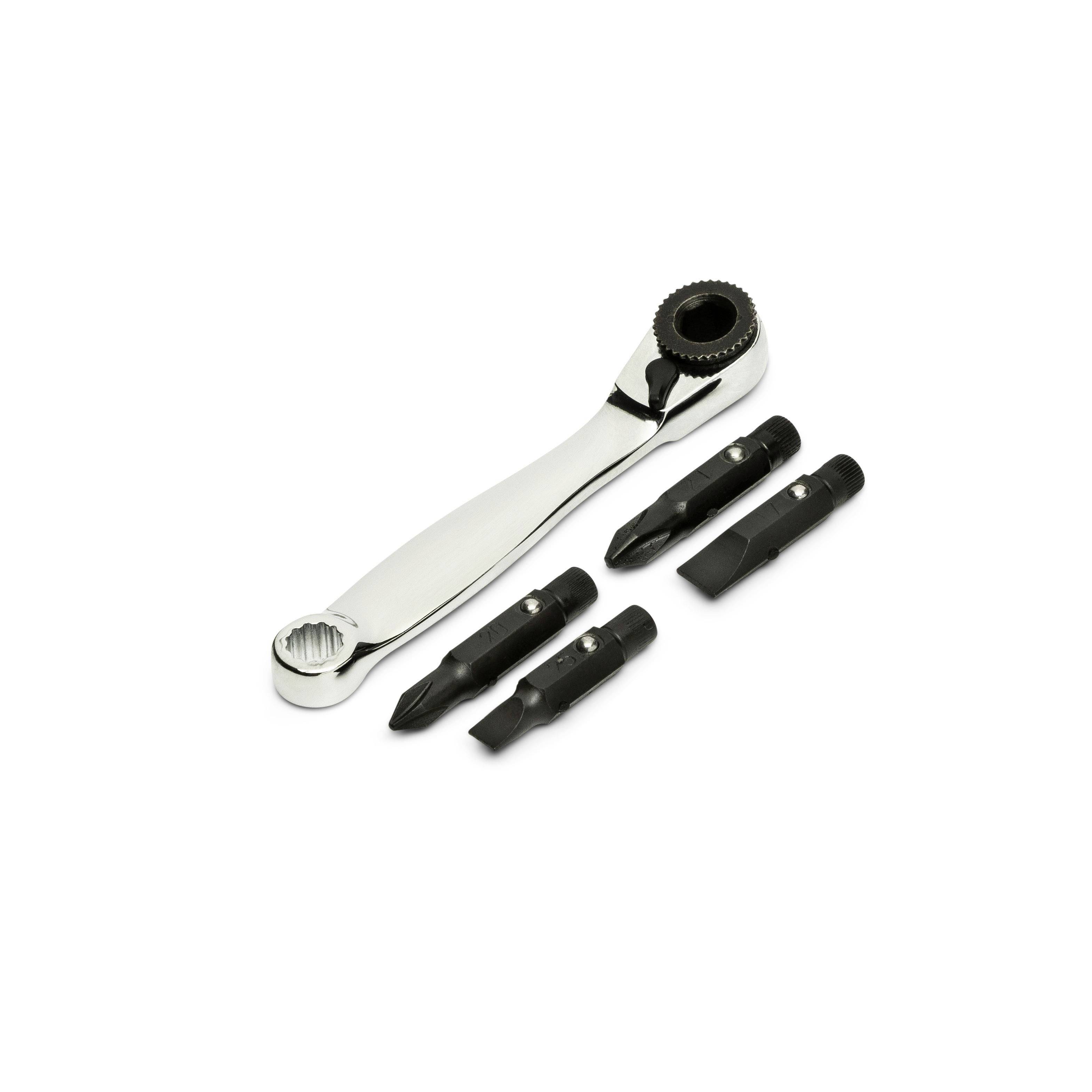 Fehér háttéren kék nyéllel rendelkező, hosszú hegyes szájú csipesz-fogó.