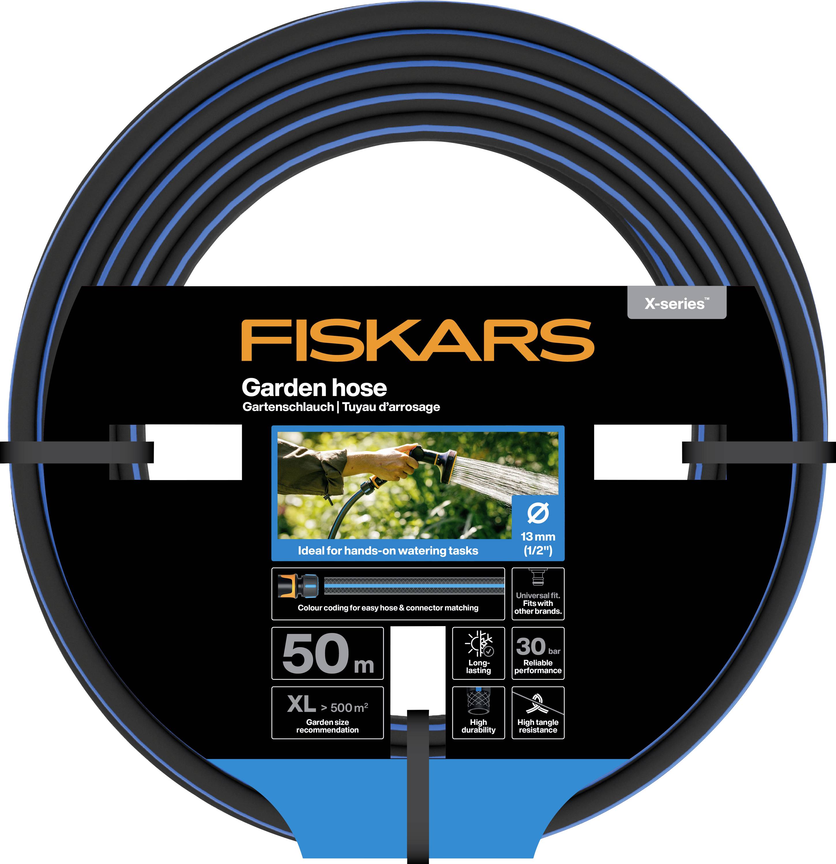 Feltekert Fiskars X-sorozat kerti tömlő csomag, amelyen a "Kerti tömlő" felirat látható, 50 m hosszú, 13 mm (1/2") átmérőjű, kézi öntözési feladatokhoz.