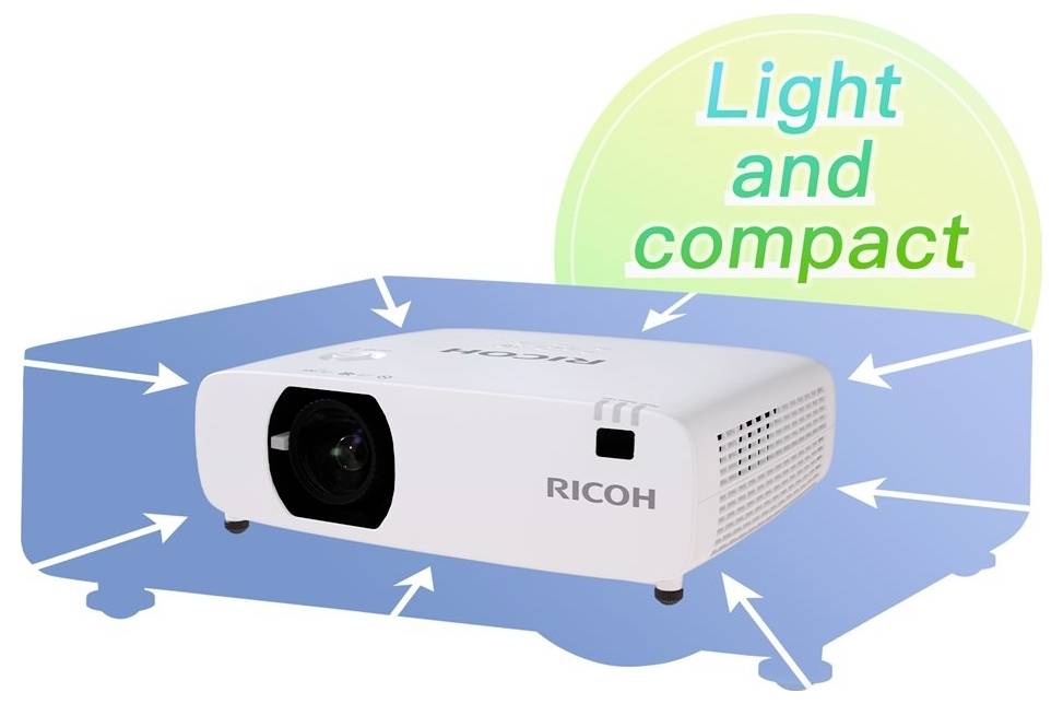 Fehér Ricoh projektor kék platformon, nyilakkal mutatva rá, és a „Könnyű és kompakt" szöveg zöld körben.