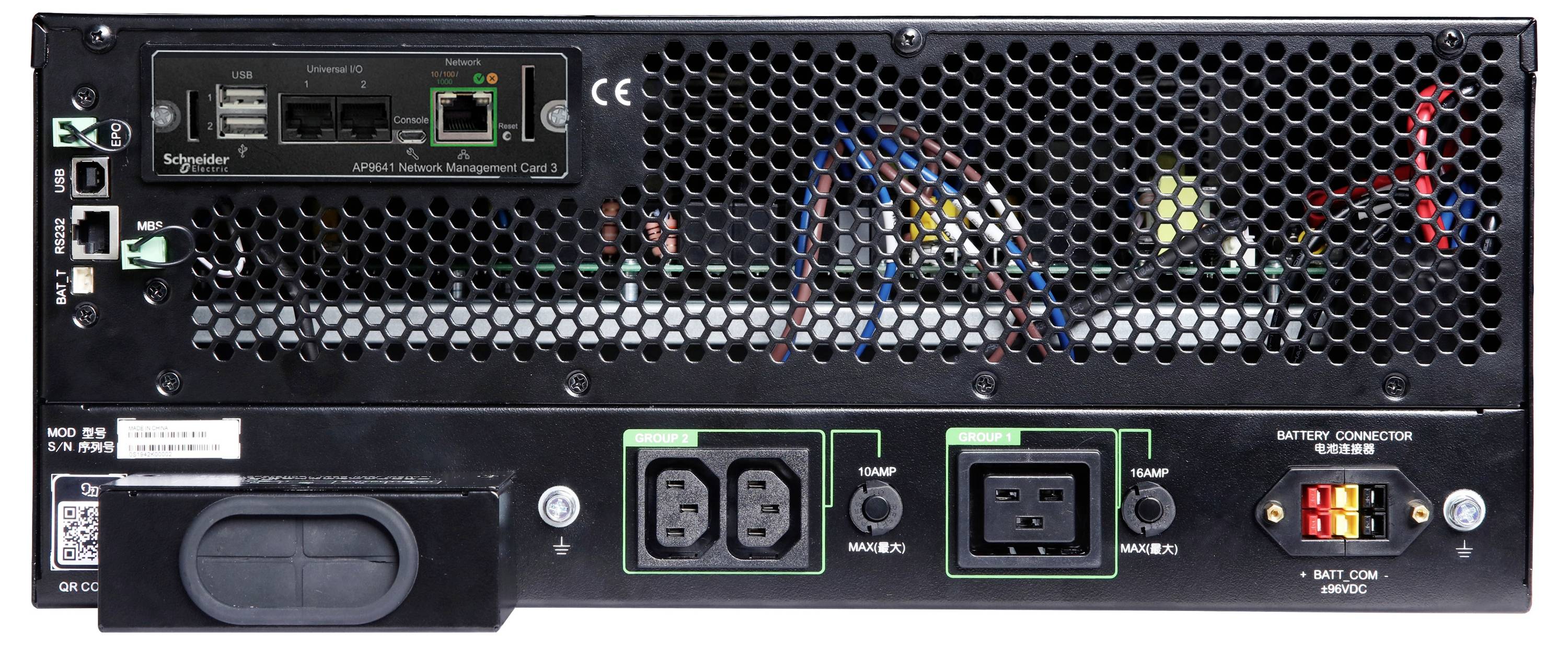 A Schneider Electric UPS hátsó paneljának elölnézete szellőzőrács, tápcsatlakozók, akkumulátor-csatlakozó és kommunikációs portok készenlétű áramellátási csatlakoztatásokhoz.