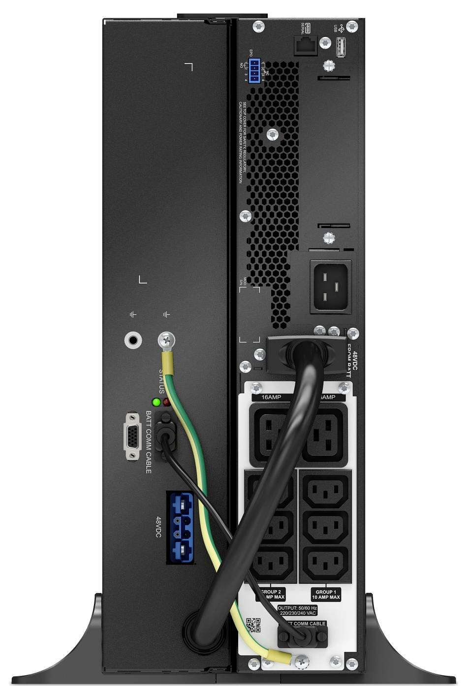 Az UPS hátsó nézete az energiaellátási aljzatokkal, becsatlakoztatott kábellel, USB és Ethernet portokkal, valamint az akkumulátor/föld csatlakozásokkal.