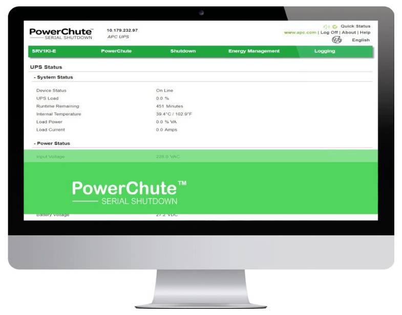 Egy számítógép monitor a PowerChute Serial Shutdown webes felületét jeleníti meg zöld fejléccel és UPS állapot részletekkel, amely azt mutatja, hogy a rendszer online.
