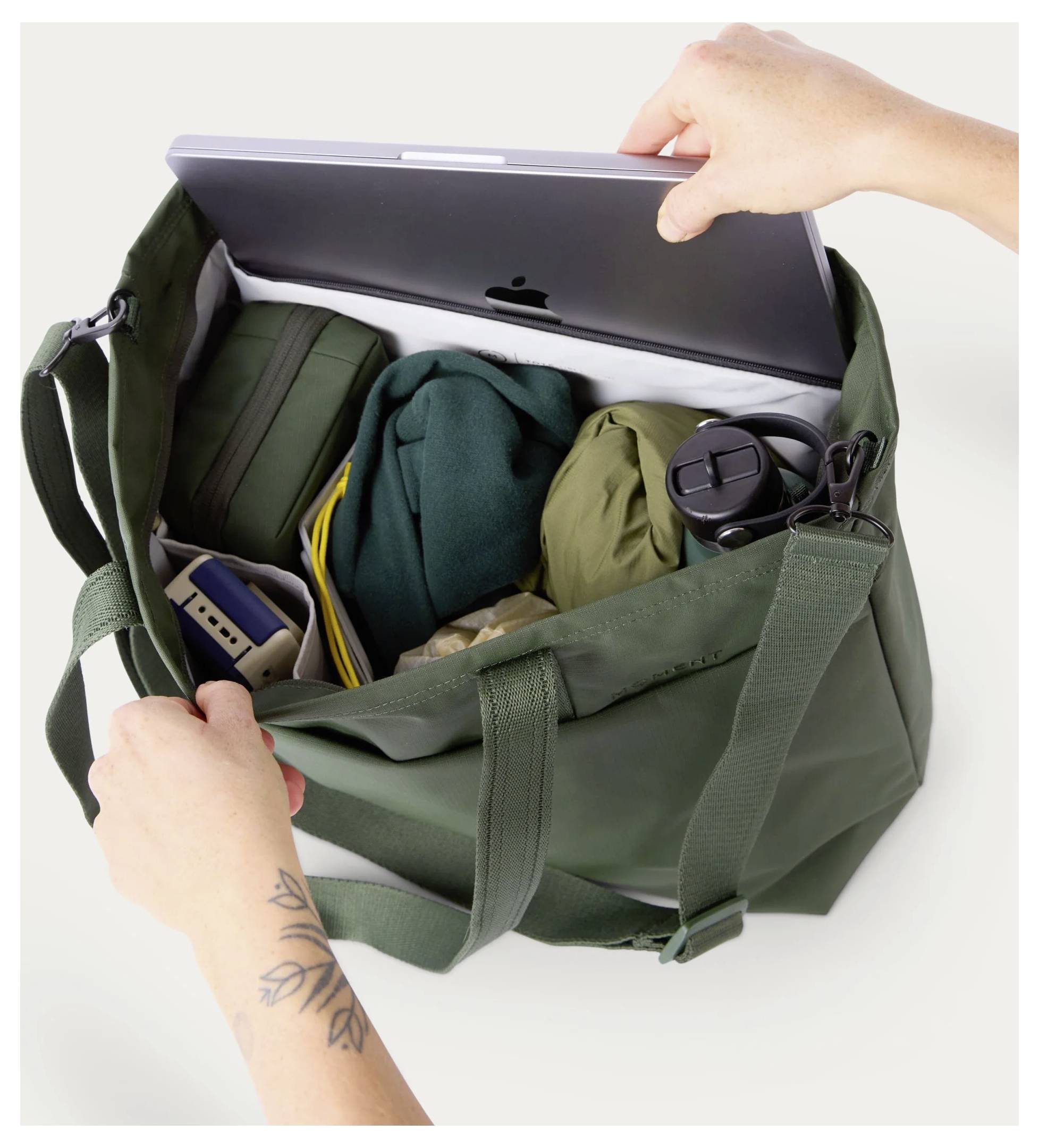Moment Moment Everything Travel Tote 19L Olive #####Reisetasche Notebook rekesz, Vízálló-3