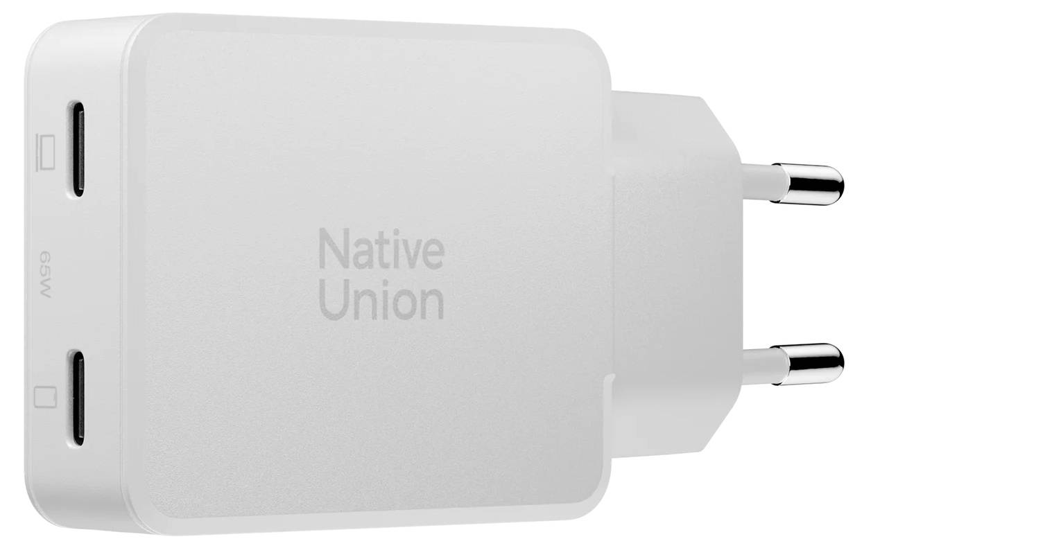 Fehér Native Union falitöltő két USB-C porttal és EU kétpólusú csatlakozóval, fehér háttéren látható.