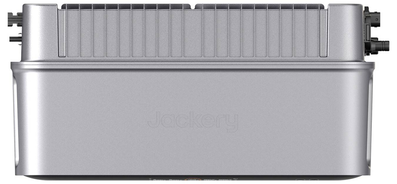 Ezüst Jackery hordozható energiaállomás bordázott tetővel és oldalsó portokkal, fehér háttér előtt bemutatva.