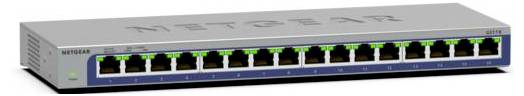 A NETGEAR hálózati kapcsoló elülső nézete 24 Ethernet porttal, mindegyik port zöld állapotjelzővel megvilágítva.