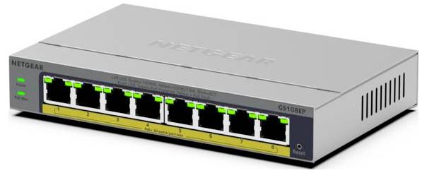 NETGEAR GS108EP 8 portos Ethernet kapcsoló szögletes termékúton mutatva, nyolc előlapján lévő LAN porttal és állapotjelző lámpákkal.