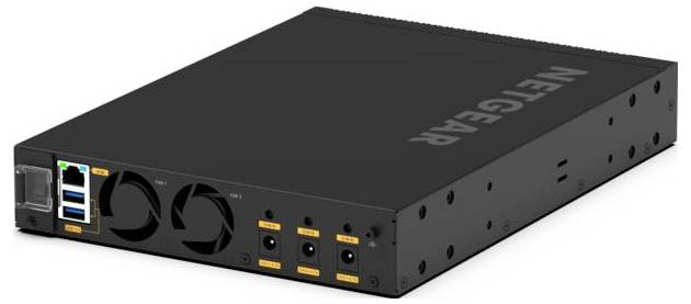 Fekete NETGEAR hálózati kapcsoló elöl elhelyezett Ethernet portokkal, szellőzési ventilátorokkal és állapotjelzőfényekkel egy egyszerű fehér háttéren