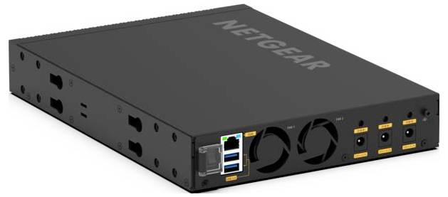 Fekete NETGEAR hálózati kapcsoló/router készülék több Ethernet porttal, két nagy hűtőventilátor és az elülső panelen található állapotjelzőfények.